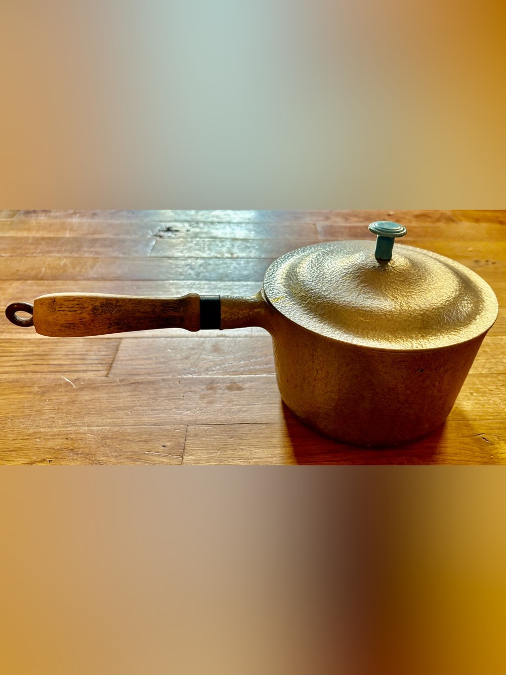 Club Aluminum Hammered Pot 2 1/2 qt, Wood Handle w/lid